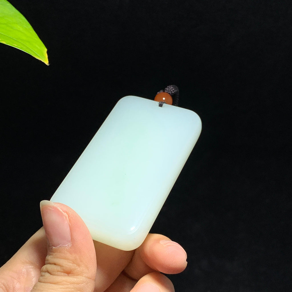 和田山料羊脂白玉带翠无事牌（88.4g）