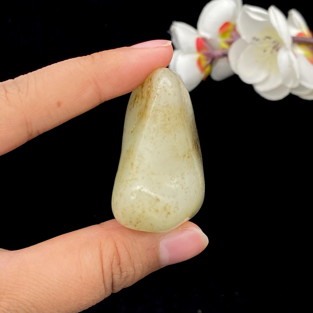 和田玉秋梨皮籽料小手把件（72.8g）