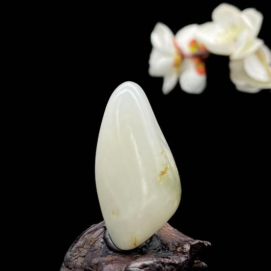 和田玉-白玉带翠籽料原石（15.5g）