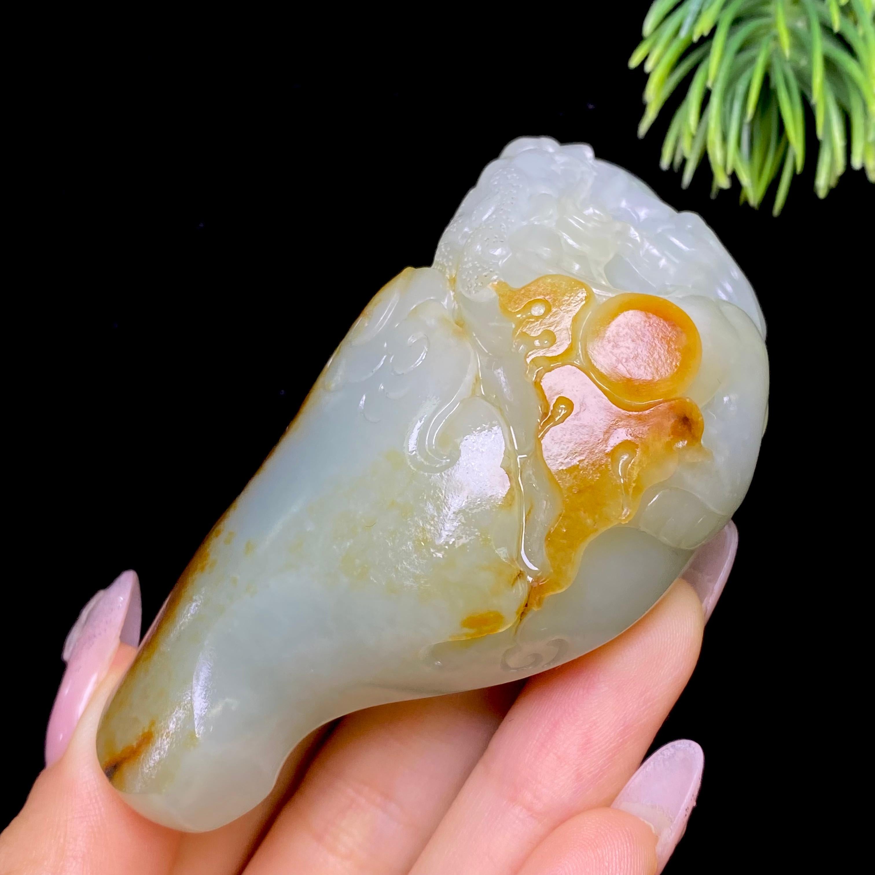和田玉籽料龙行天下手把件（136.2g）
