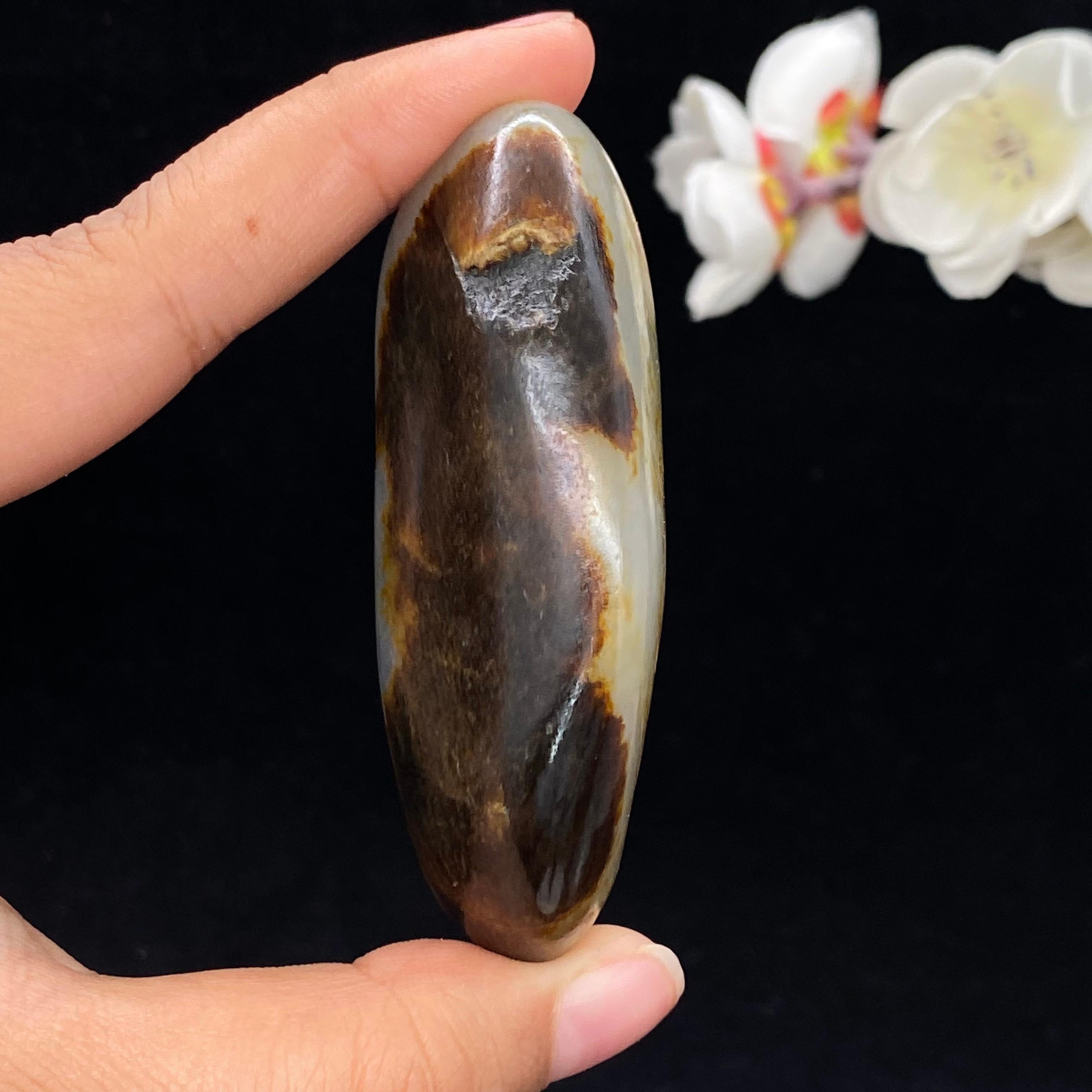 和田玉黑黄皮青花底籽料手把件（127.7g）