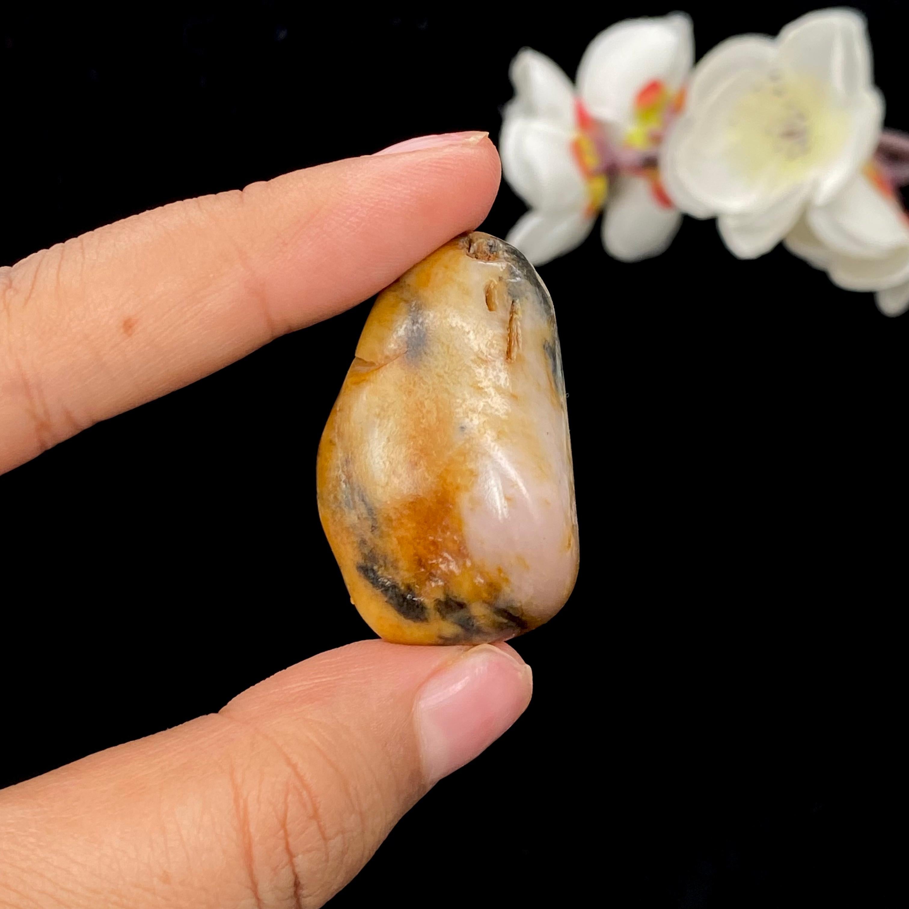 和田玉桃花玉带黄皮籽料挂件（22.4g）