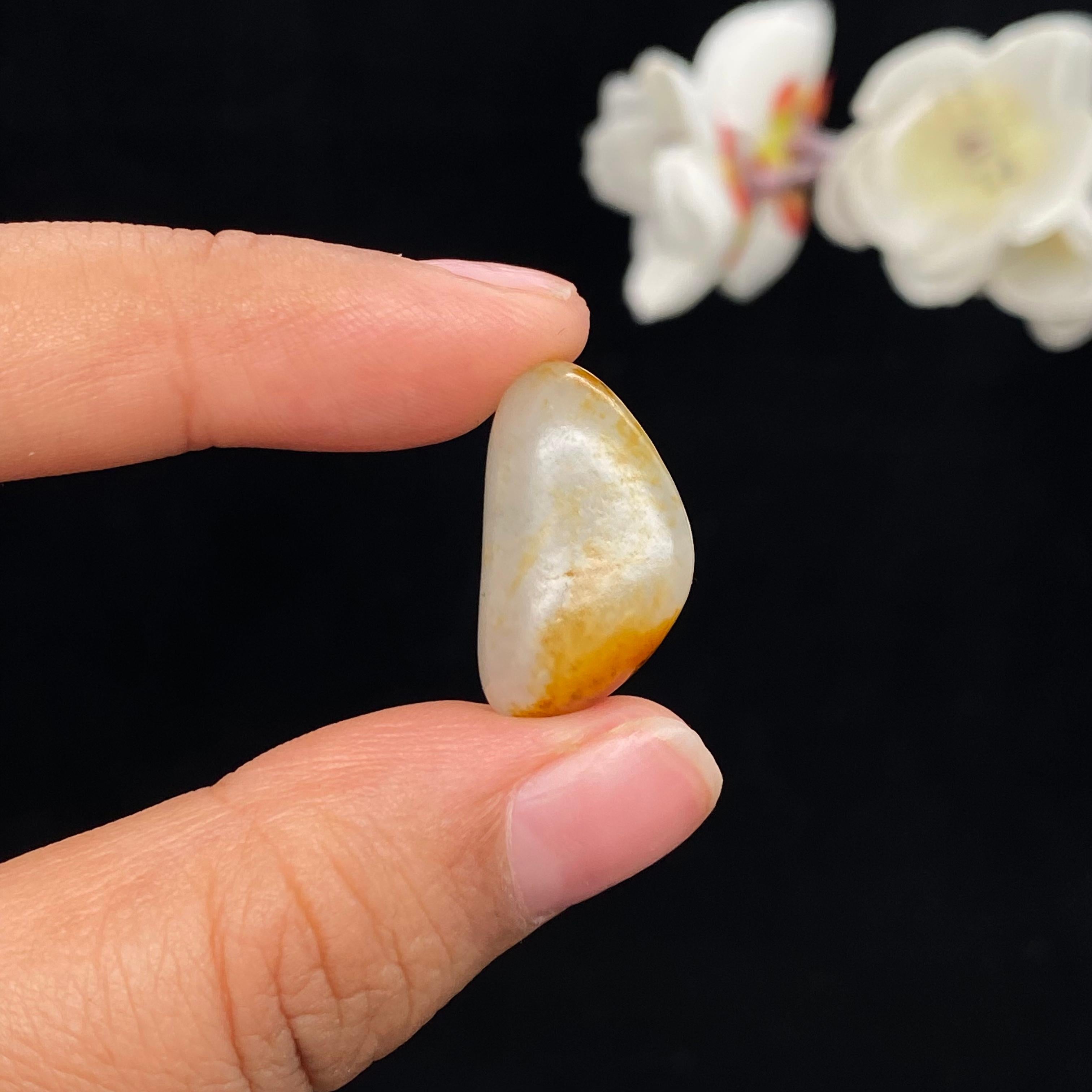 和田玉聚黄皮青花底籽料戒面籽（6.8g）