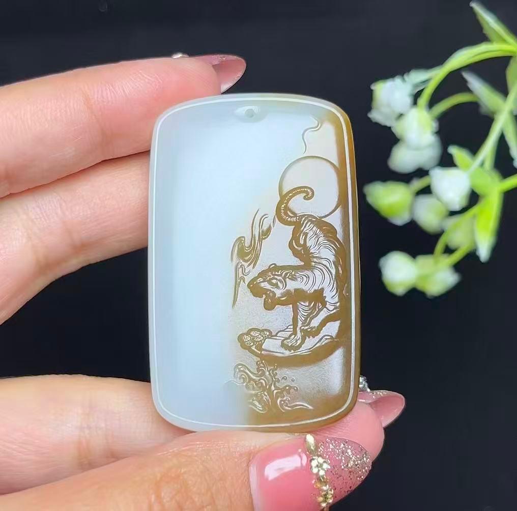 和田玉糖白羊脂玉下山虎（36.5g）