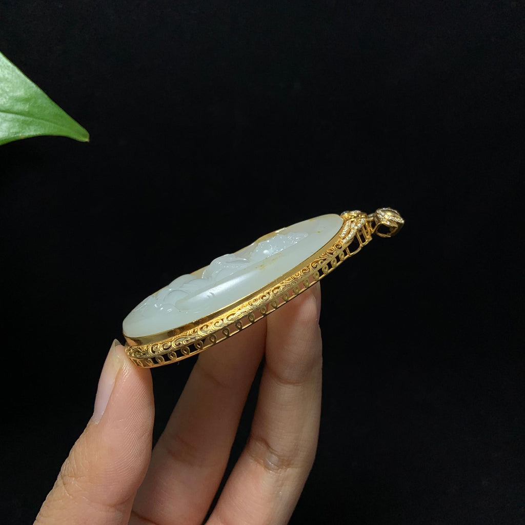 收藏级18k金镶和田籽料洒金皮白玉观音挂件（26.3g）