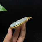收藏级18k金镶和田籽料洒金皮白玉观音挂件（26.3g）