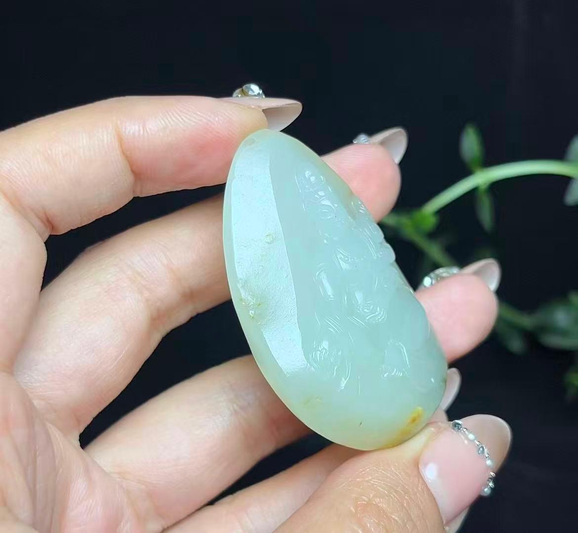 新疆和田玉带翠籽料观音（31.3g）