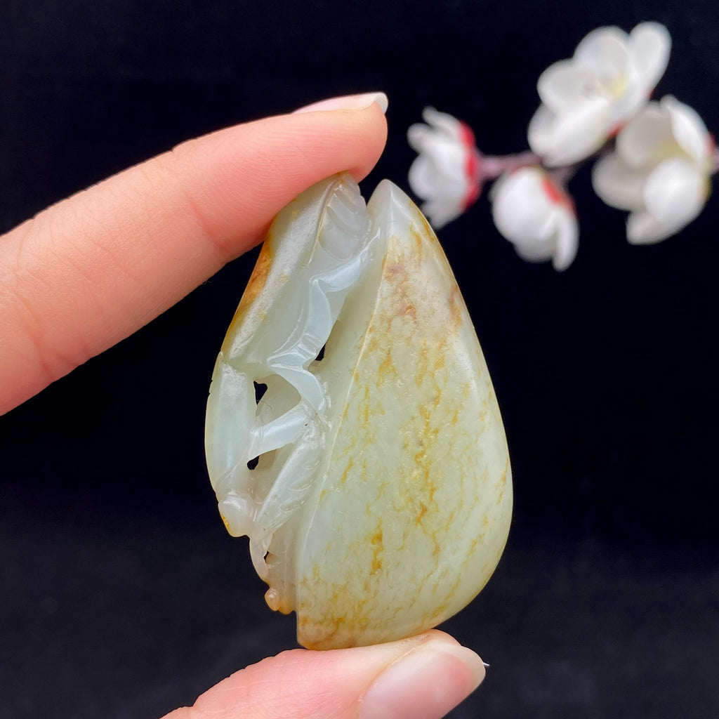 和田玉籽料【螳螂捕蝉 黄雀在后】（37.8g）