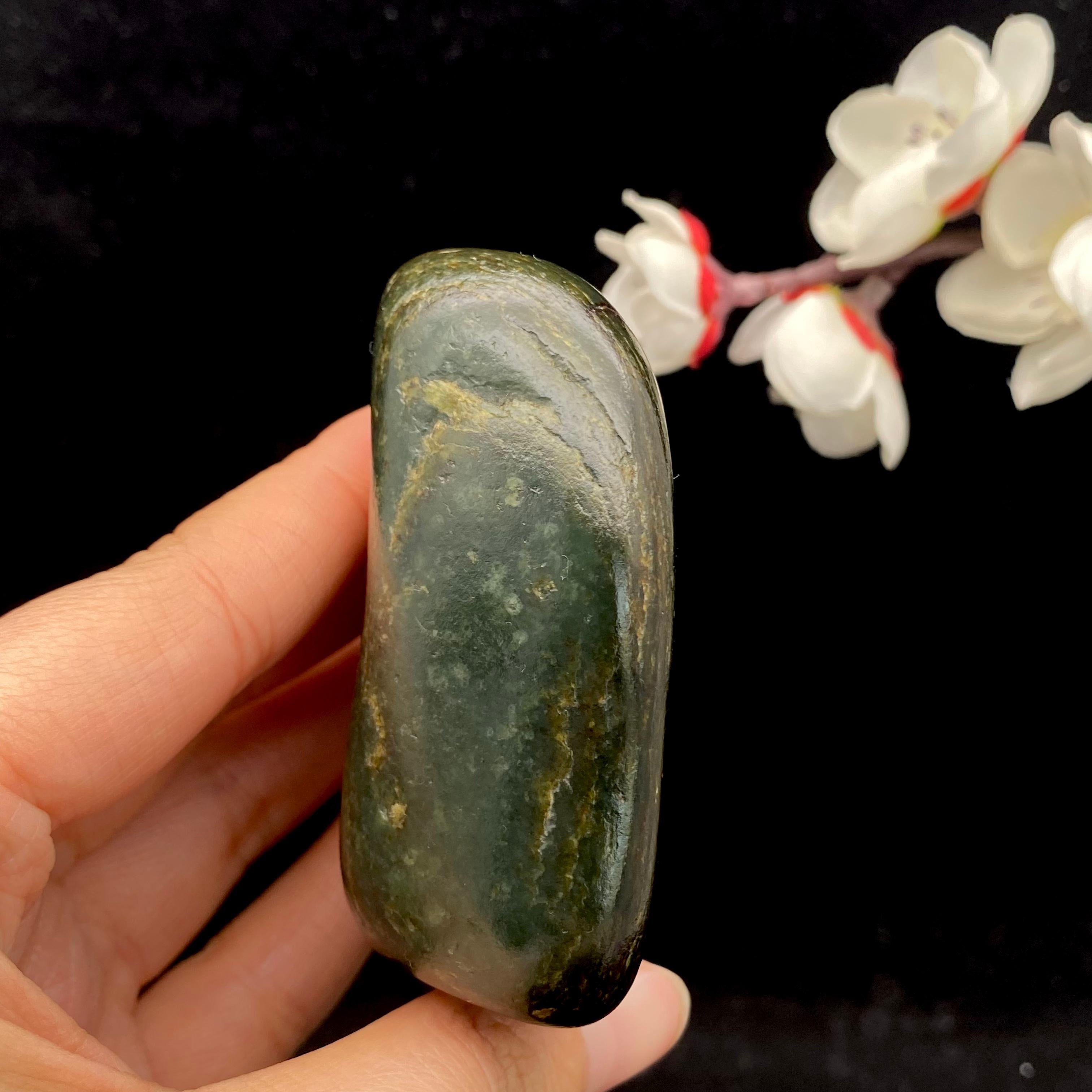 【超值推荐】和田玉青玉带聚黑皮籽料原石（173.4g）