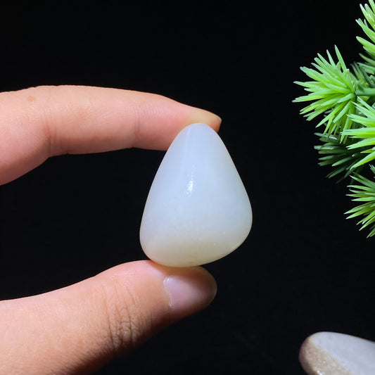 和田玉白玉秋梨皮籽料原石（20.8g）