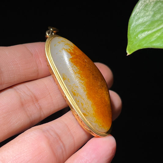 和田玉籽料聚红皮原石18k金镶挂件（26.9g）