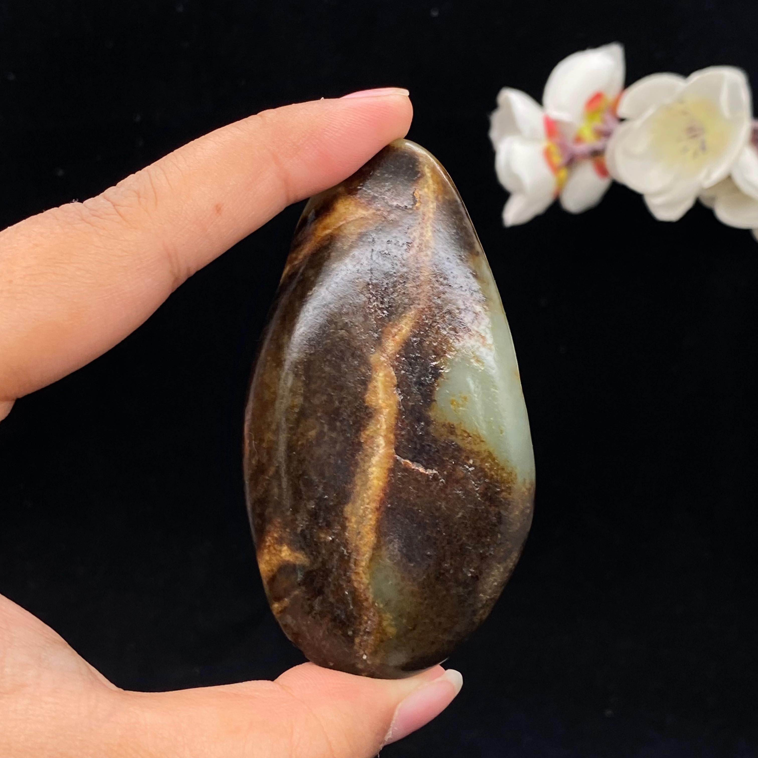 【超值推荐】和田玉聚黄皮籽料小手把件（87.5g）