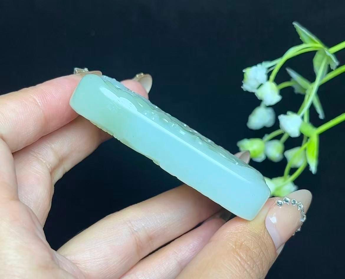 和田玉糖白带翠青莲花观音山水牌（76.2g）