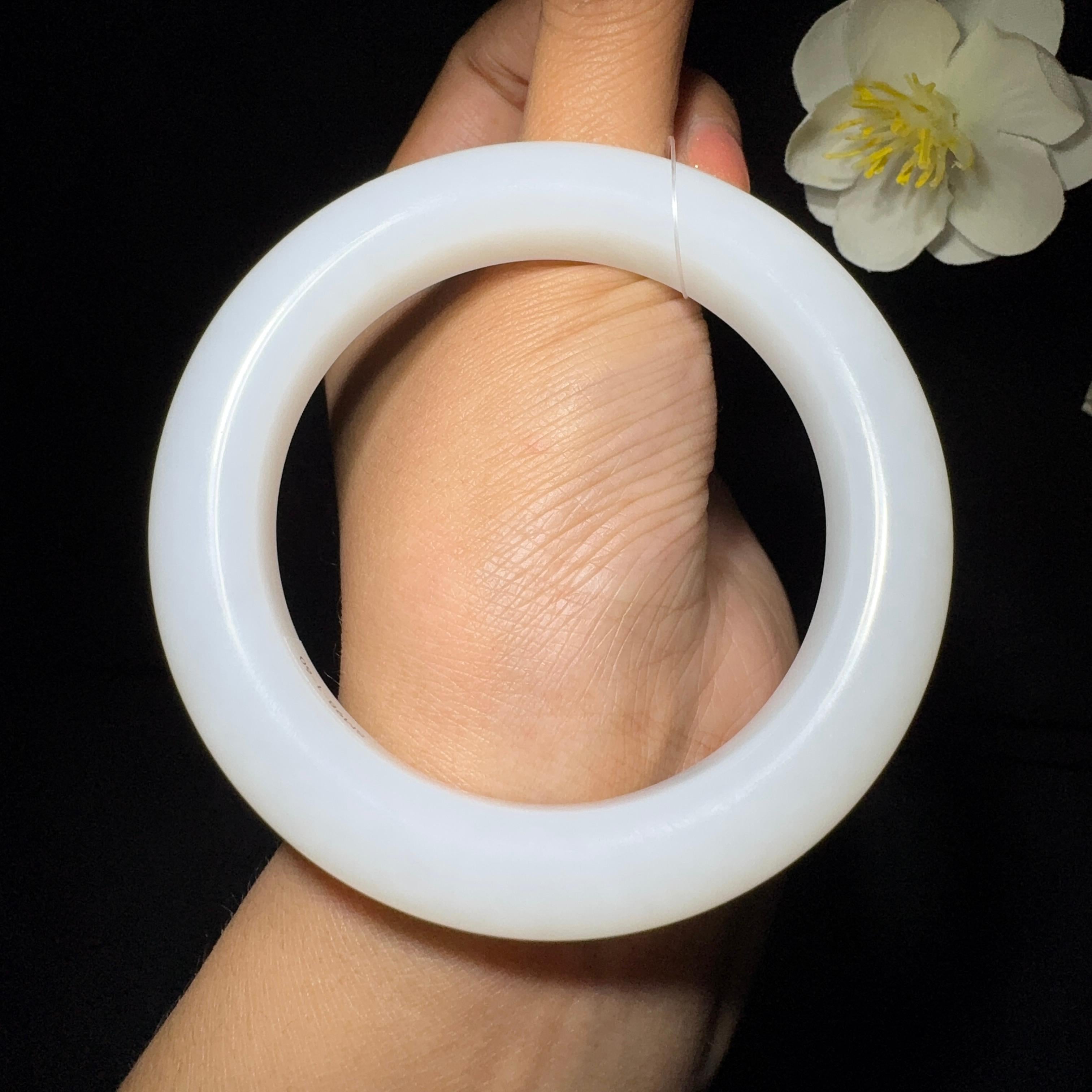 和田玉精品白玉手镯（65.3g）
