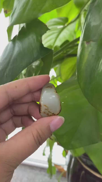 和田玉-左右聚黄皮青白肉籽料吊坠籽