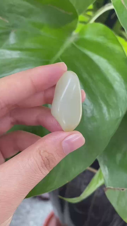 【超值推荐】和田玉-淡淡的洒金皮青白肉籽料吊坠籽