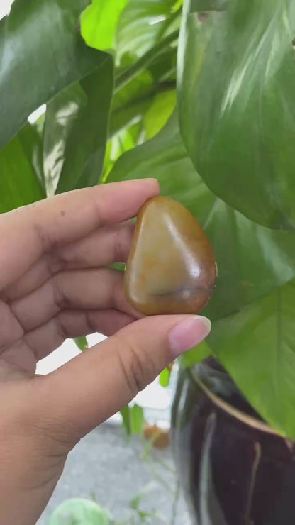 和田玉-聚黄皮带洒金皮青白肉籽料挂件