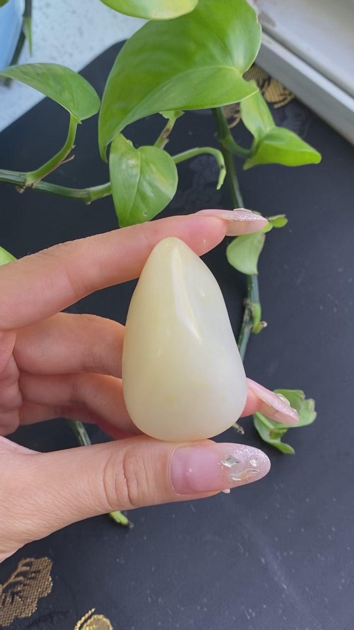和田玉淡淡洒金皮白肉籽料挂件（57.8g）