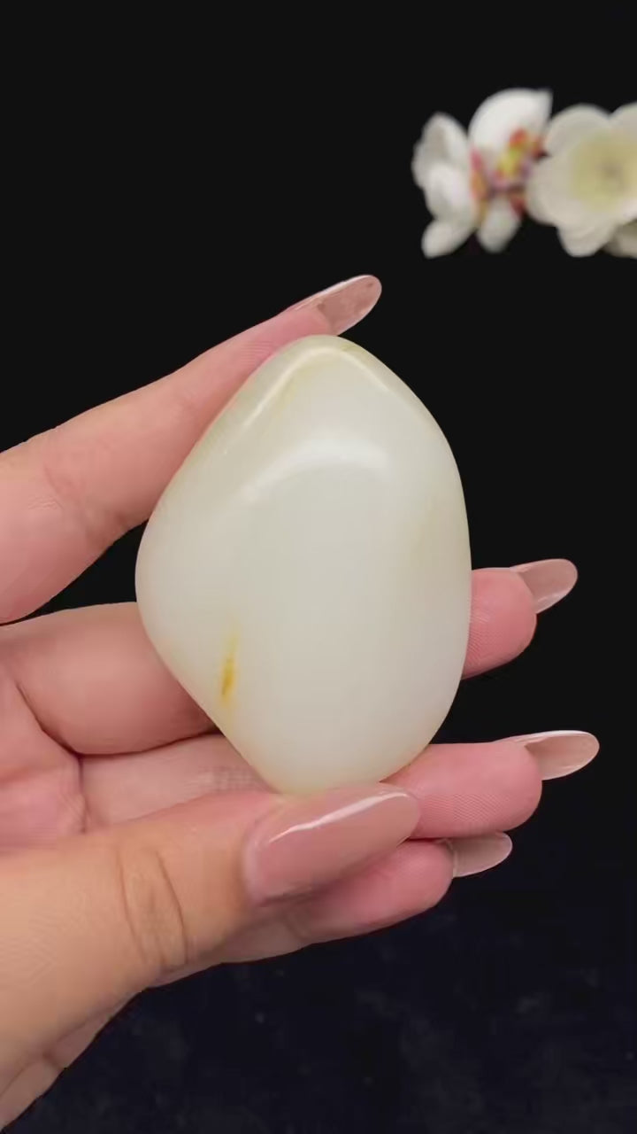 和田玉白玉籽料手把件（64.36g）