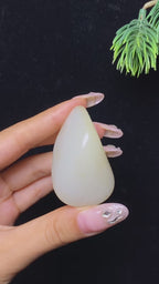 和田玉淡淡洒金皮白肉籽料挂件（57.8g）