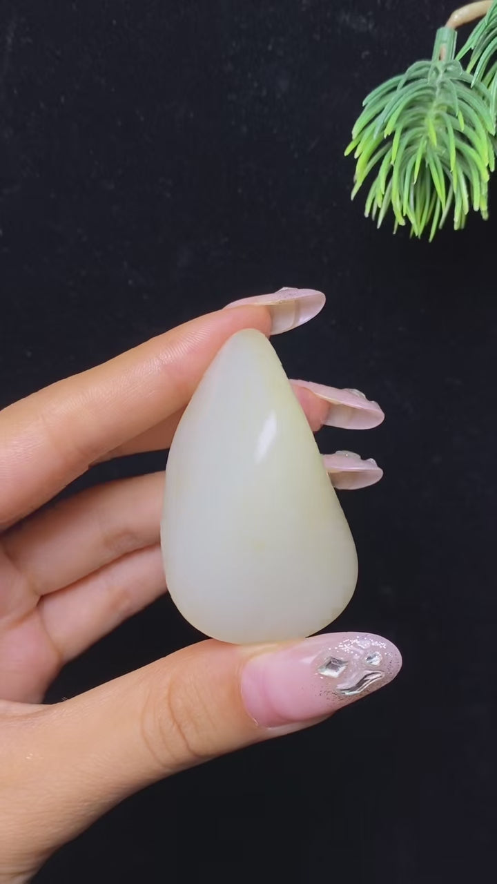 和田玉淡淡洒金皮白肉籽料挂件（57.8g）