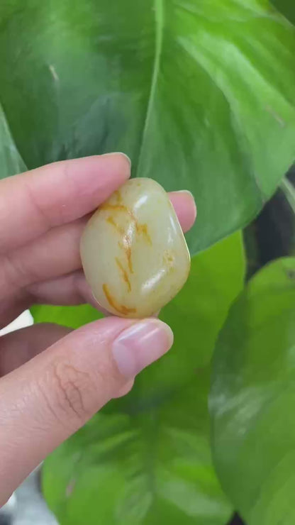 和田玉-洒金皮暖白肉籽料原石
