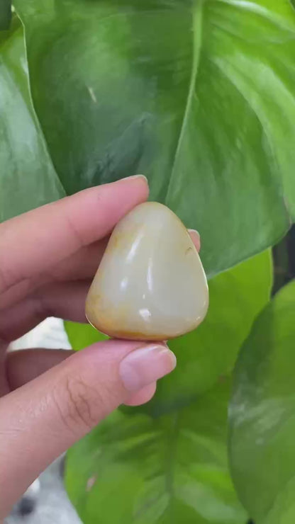 和田玉-底部聚黄皮带洒金皮白肉籽料挂件