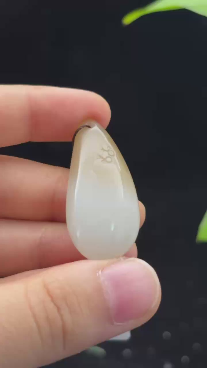 和田玉糖白水滴挂件